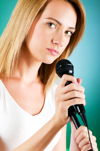Menina Cantando Com Microfone Contra Fundo Gradiente — Fotografia de Stock