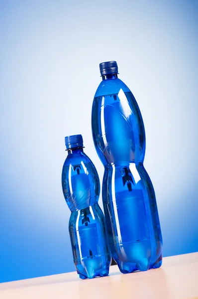 Butelka Wody Przed Kolorowe Tło Gradientowe — Zdjęcie stockowe