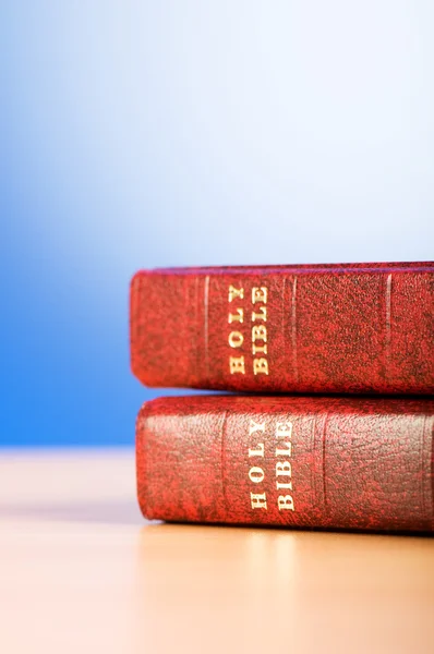 Bijbelboeken Tegen Kleurrijke Achtergrond — Stockfoto