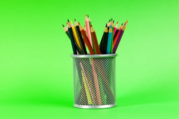 Viele Bunte Bleistifte Auf Dem Farbhintergrund — Stockfoto