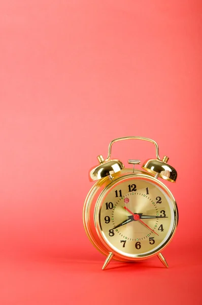 Concepto de tiempo - despertador contra fondo colorido — Foto de Stock