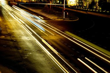 akşam hareketli araba ve trafik ışıkları