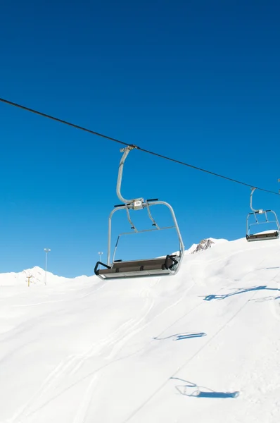 Aydınlık Kış Gününde Kayak Kaldırma Koltukları — Stok fotoğraf