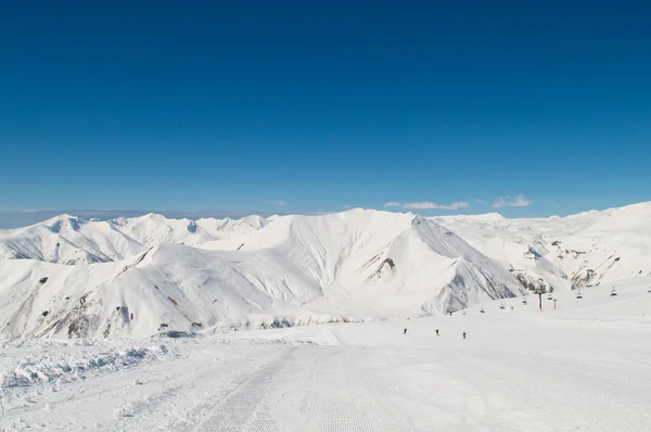 Високі гори під снігом взимку — стокове фото