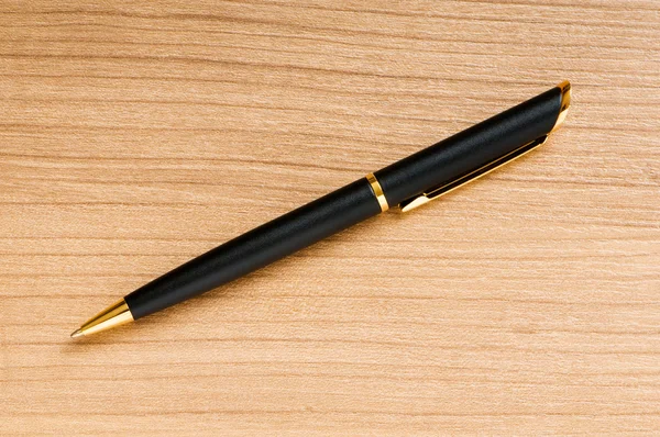 Γράφοντας ασημένια στυλό στο ξύλινο πλαίσιο — Φωτογραφία Αρχείου