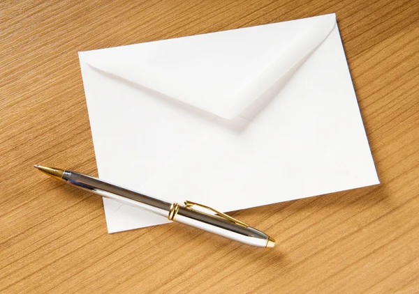 Mail concept met vele enveloppen op tafel — Stockfoto
