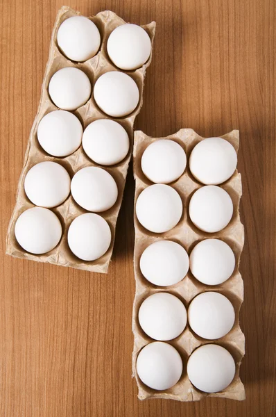 木桌上许多白蛋 — 图库照片