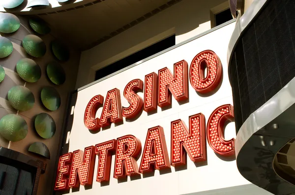 Entrada del casino con grandes letras rojas de neón —  Fotos de Stock