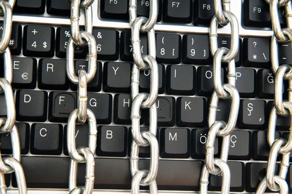 Koncepcja bezpieczeństwa komputera z klawiatury i łańcuch — Zdjęcie stockowe