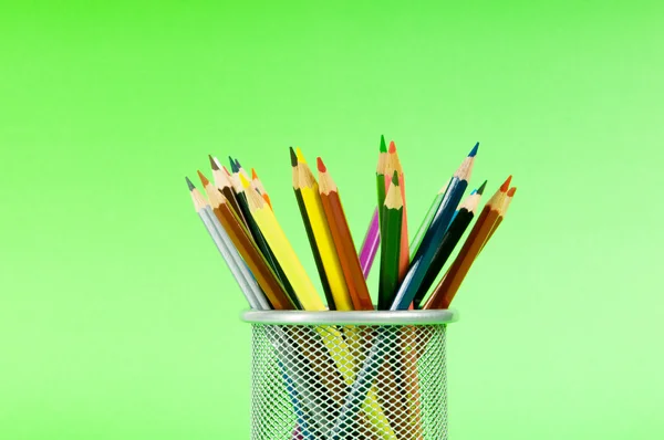 Muitos lápis coloridos no fundo da cor — Fotografia de Stock