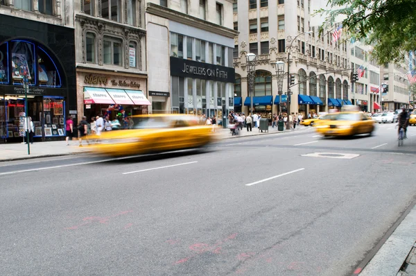 Slavné new york žluté taxíky v pohybu — Stock fotografie