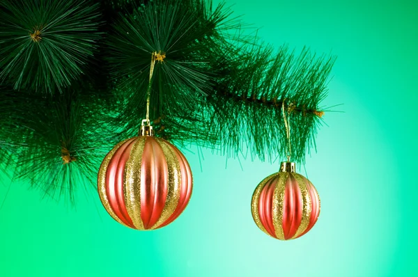 カラフルなグラデーションの背景に対するクリスマスの装飾 — ストック写真
