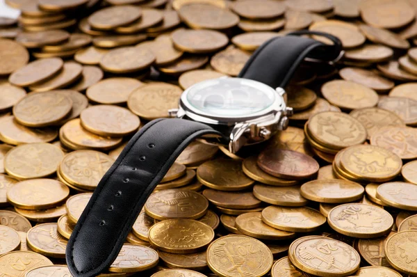 Час це грошова концепція з годинником і монетами — стокове фото