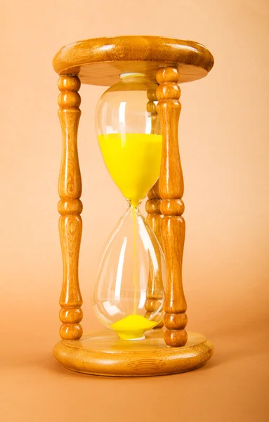 Концепція часу пісочний годинник на градієнтному фоні — стокове фото