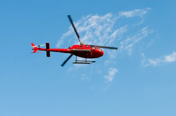 Helicóptero rojo en el brillante día de verano —  Fotos de Stock
