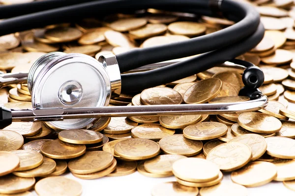Konzept Der Teuren Gesundheitsversorgung Mit Münzen Und Stethoskop — Stockfoto