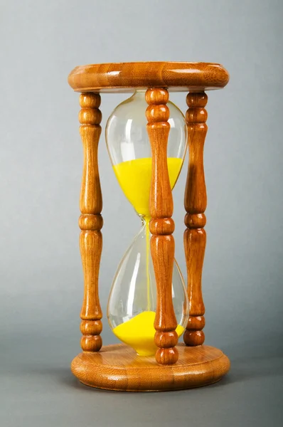 時間の概念 - グラデーションの背景に対して砂時計 — ストック写真