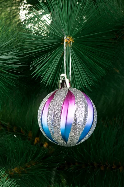 Decoração de Natal na árvore - conceito de férias — Fotografia de Stock