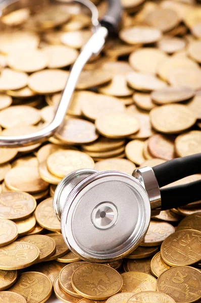 Концепция Дорогостоящего Здравоохранения Монетами Стетоскопом — стоковое фото