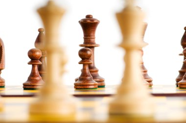 Satranç figürleri oyun tahtası üzerinde bir dizi