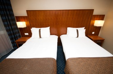 Modern iç mekanda çift kişilik yatak.