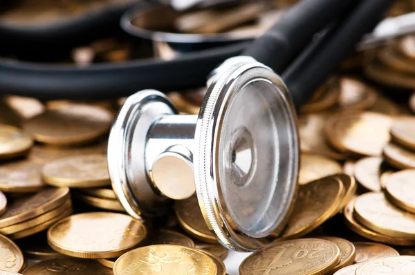 Konzept Der Teuren Gesundheitsversorgung Mit Münzen Und Stethoskop — Stockfoto