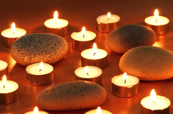 Brandende kaarsen en kiezelstenen voor aromatherapie sessie — Stockfoto