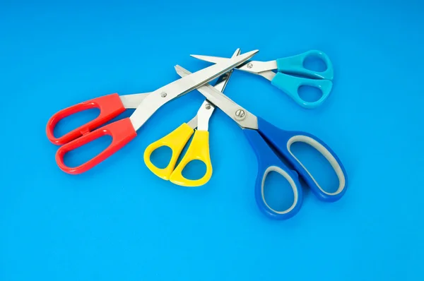Barevné nůžky na barevný papír na pozadí — Stock fotografie