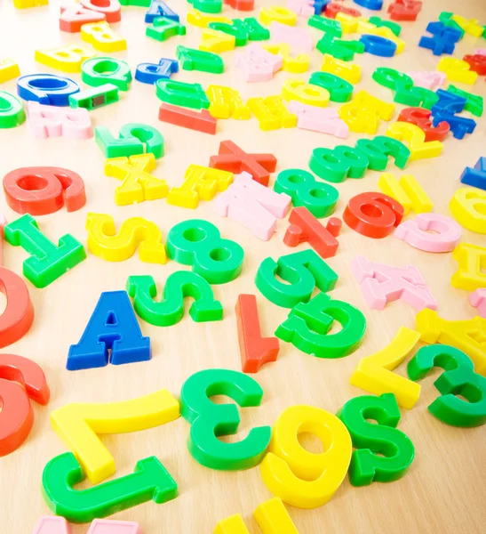 Barn bokstäver och siffror på bordet — Stockfoto