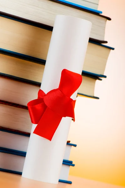 Diploma e pilha de livros em segundo plano — Fotografia de Stock