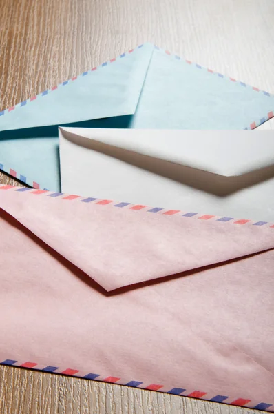 Conceito de correio com muitos envelopes na mesa — Fotografia de Stock