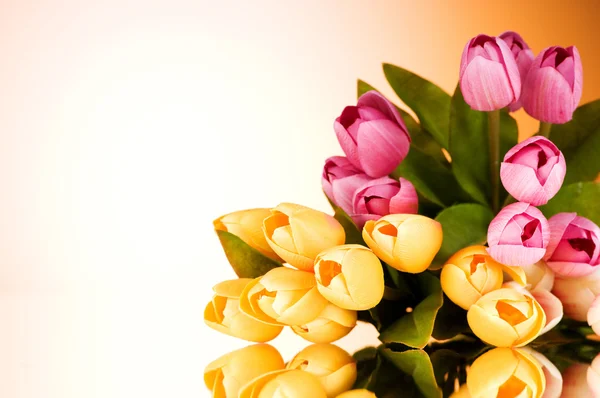 Ramo Coloridos Tulipanes Sobre Mesa —  Fotos de Stock
