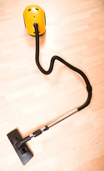 Staubsauger auf dem polierten Holzboden — Stockfoto