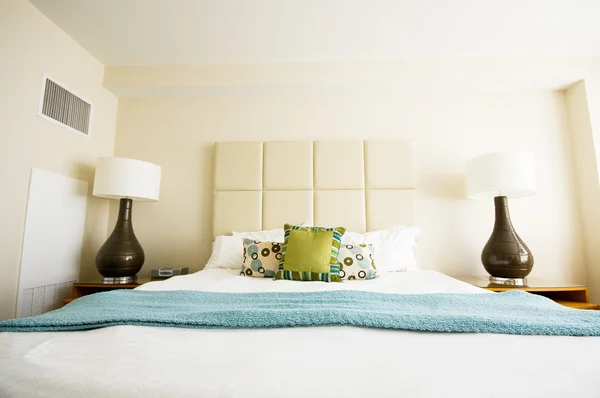 Двоспальне ліжко в сучасній інтер'єрній кімнаті — стокове фото