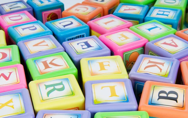Öğrenme ve eğitim kavramı - alfabe blok yığını — Stok fotoğraf