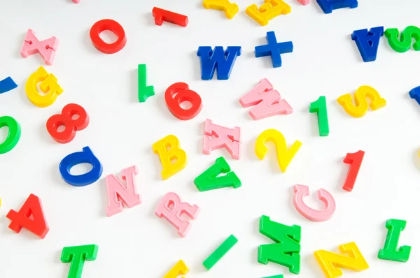 Kinder Buchstaben Und Ziffern Auf Dem Tisch — Stockfoto