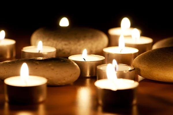 Спалювання свічок і гальки для сеансу ароматерапії — стокове фото