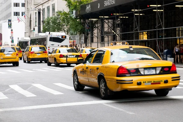 Slavné new york žluté taxíky v pohybu — Stock fotografie