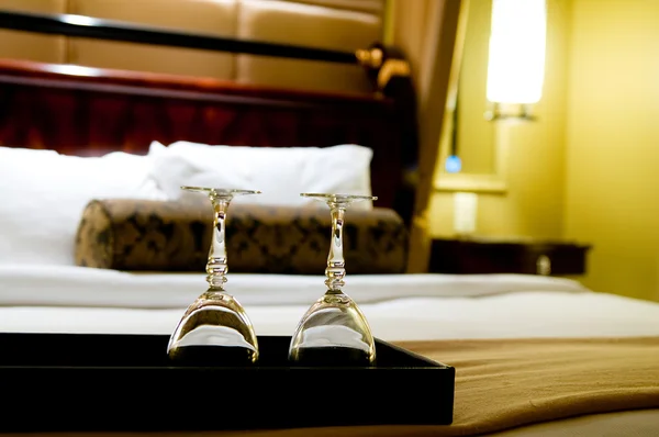 Zwei Gläser Auf Dem Doppelbett Als Romantisches Konzept — Stockfoto