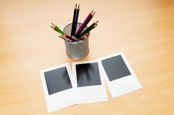 空白のインスタント写真や木製のテーブルの上に鉛筆 — ストック写真