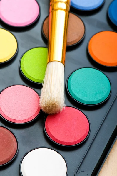 Konst koncept med målare paletten och måla borste — Stockfoto