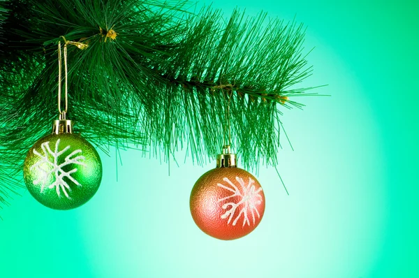 Kerstversiering Tegen Kleurrijke Achtergrond Van Het Verloop — Stockfoto