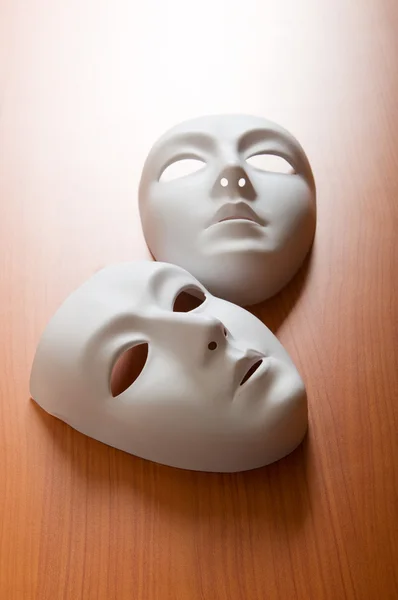 带有白色塑料面具的戏剧概念 — 图库照片