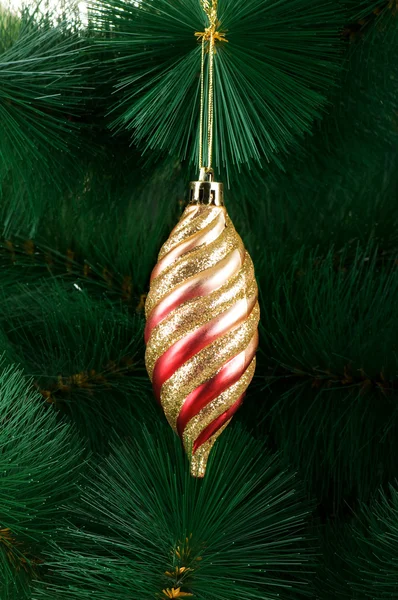 Рождественское украшение на елке - праздничная концепция — стоковое фото