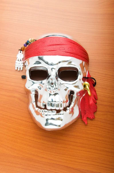 木製の背景に分離された頭蓋骨マスク — ストック写真
