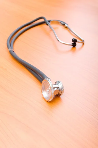 Lékařská koncepce - stetoskop na dřevěný stůl — Stock fotografie
