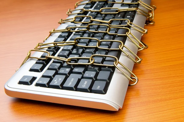 Computersicherheitskonzept mit Tastatur und Kette — Stockfoto