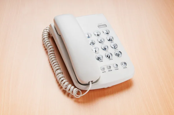 Λευκό τηλέφωνο στην επίπεδη επιφάνεια — Φωτογραφία Αρχείου