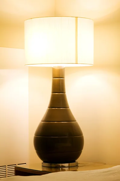 Raumausstattung Leuchtständer Auf Dem Tisch — Stockfoto