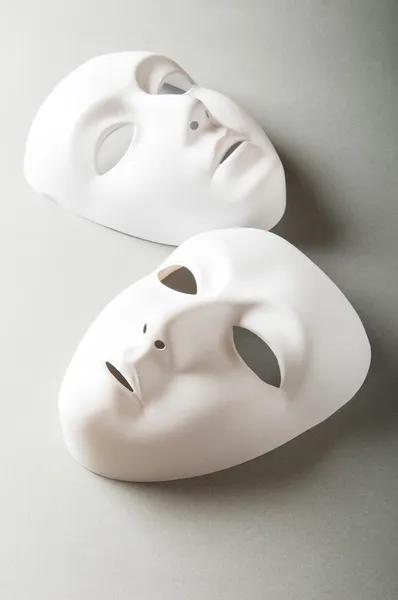 Theaterconcept met de witte plastic maskers — Stockfoto